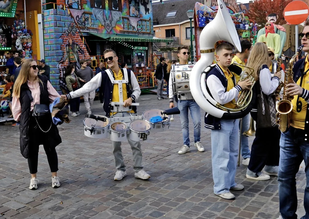 Deci Bells Dweilorkest aan het optreden op de jaarmarkt van Rode